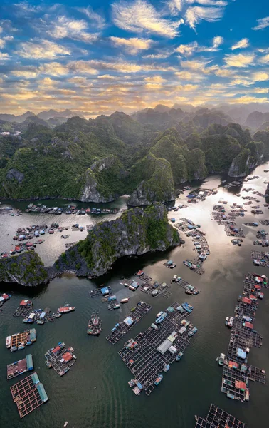 Floating Fishing Village Rock Island Lan Bay Vietnam Southeast Asia — Foto Stock