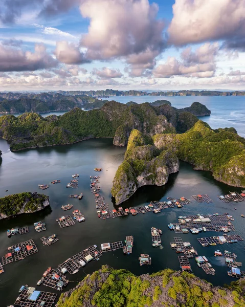 Floating Fishing Village Rock Island Lan Bay Vietnam Southeast Asia — Foto Stock