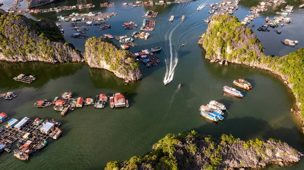 Floating Fishing Village Rock Island Lan Bay Vietnam Southeast Asia — Zdjęcie stockowe