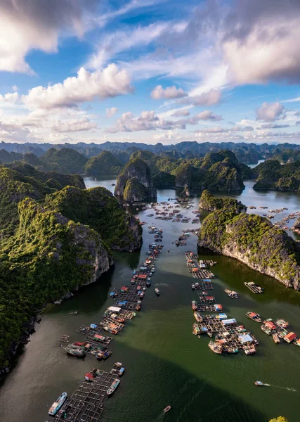 Floating Fishing Village Rock Island Lan Bay Vietnam Southeast Asia — Foto Stock