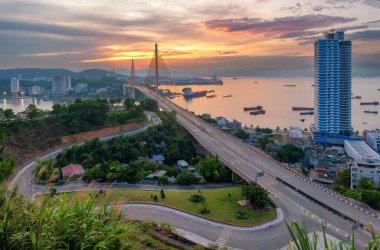 Bai Chay köprüsü Ha Long şehrinde, Quang Ninh vilayetinde, Vietnam günbatımında