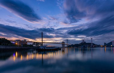 Bai Chay köprüsü Ha Long şehrinde, Quang Ninh vilayetinde, Vietnam günbatımında
