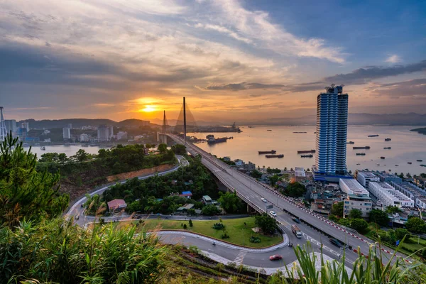 Bai Chay köprüsü Ha Long şehrinde, Quang Ninh vilayetinde, Vietnam günbatımında