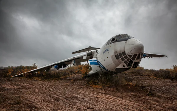 terk edilmiş bir kargo uçağı