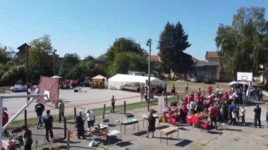 İnsanları ulusal yiyeceklerle sosyalleştirmek. Ulusal eski yemekleri herkese açık hale getirmek için yapılan bir yarışmaydı. Ulusal müzik ve folklor da vardı. Mekan, Aleksinac yakınlarındaki Teica köyü, Balkanlar, Avrupa