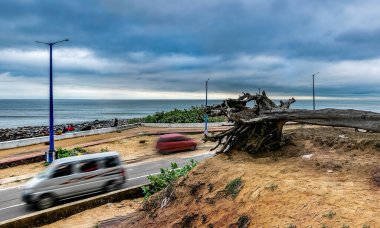 6 Aralık 2021 'de Jawad fırtınasının Puri sahiline vurduğu Digha Denizi Sahili' nde Batı Bengal sahilinde bir kasırga sırasında bulutlu bir gündü..