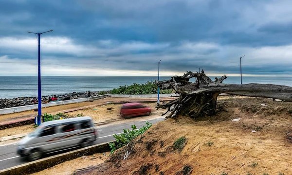 6 Aralık 2021 'de Jawad fırtınasının Puri sahiline vurduğu Digha Denizi Sahili' nde Batı Bengal sahilinde bir kasırga sırasında bulutlu bir gündü..