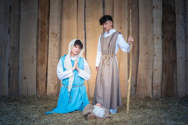 Çift cinsiyetli insanların doğuş sahnesi. Bakire ve Joseph 'i temsil ediyorlar.