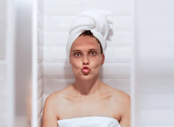 샤워를 한 후, 키스하기 위해 입술을 삐고 있는 여자 — 스톡 사진
