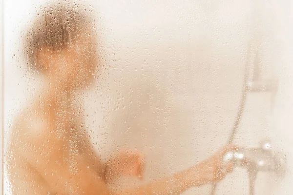 알려 지지 않은 여자 가 호텔에서 샤워를 하고 있다 — 스톡 사진