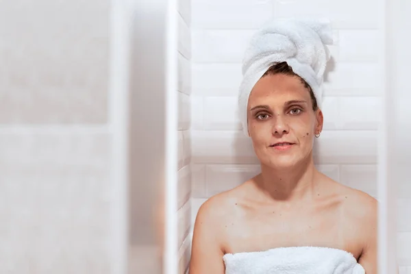샤워실 에서 웃으며 카메라를 보고 있는 여성. — 스톡 사진