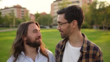 Genç eşcinsel çift parkta öpüşüyor..