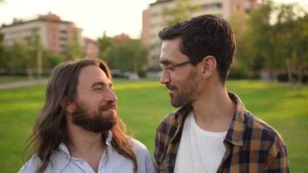 Mladý gayové pár líbání v parku. — Stock video