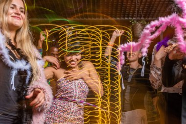 Gece kulübünde dans eden arkadaşlar