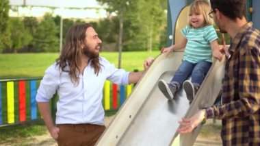 Çocuk kaydırağın tepesinde iki babasıyla ilk kez oynuyordu..