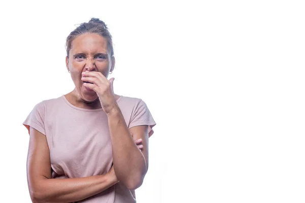 Seorang wanita bosan dan menguap menutup mulut dengan tangan — Stok Foto