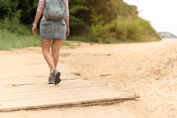 모래 해변을 따라 걷는 여행하는 여자. 칸타브리아 — 스톡 사진