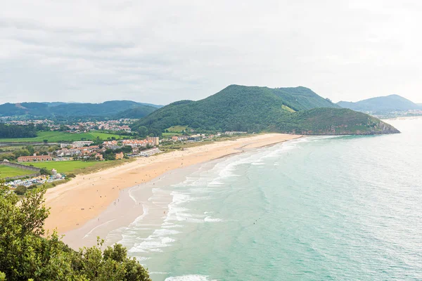 Pittoresca veduta della costa con verdi colline — Foto Stock