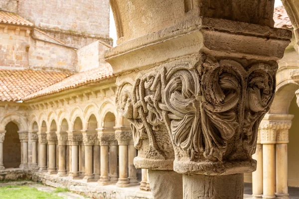Ornement sur colonne de pierre antique dans l'église — Photo