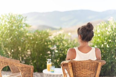 Kırsal kesimde yaşayan yetişkin bir kadının arka görünüşü