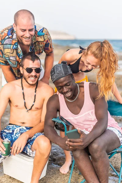 Quatro amigos multirraciais se divertindo na praia — Fotografia de Stock