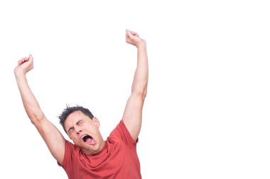 Hafif stüdyoda esneyen adam kollarını açıyor.