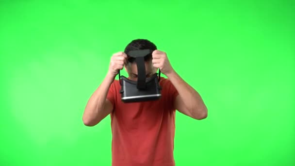 Erstaunter Mann in moderner VR-Brille erkundet virtuelle Realität — Stockvideo