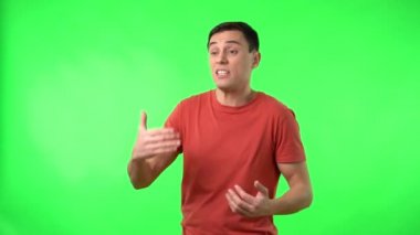 Adam özür diliyor ve koronavirüsten korunduğu için maske takıyor.