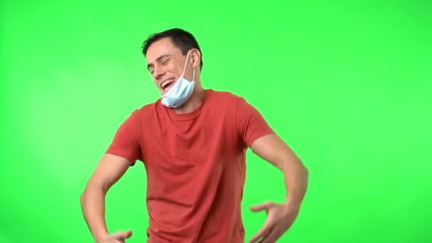 Hombre irritado negándose a usar mascarilla y tirando — Vídeos de Stock
