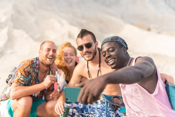 Vier Freunde haben Spaß und posieren für ein Selfie — Stockfoto