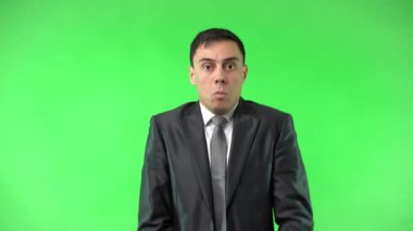 Yüzü krom anahtarla kaplanmış korkunç bir adam.