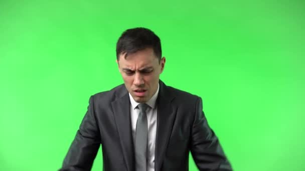 Erschöpfter junger Geschäftsmann berührt Stirn in Chroma-Schlüssel — Stockvideo