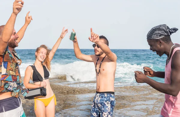 Gruppe junger Leute feiert mit Musik am Strand — Stockfoto