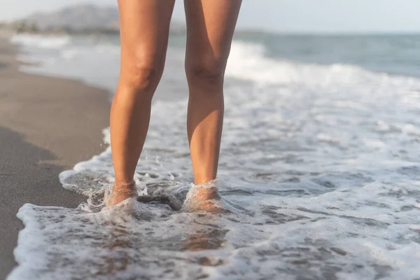 Женщина-растительница в пенной воде лазурного моря — стоковое фото