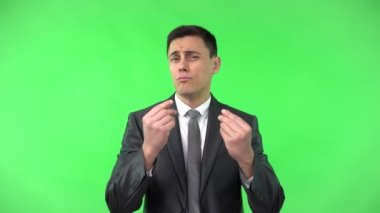 Takım elbiseli milyoner adam para hareketi yapıyor..