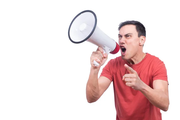 Agressieve man wijst opzij en schreeuwt in luidspreker — Stockfoto
