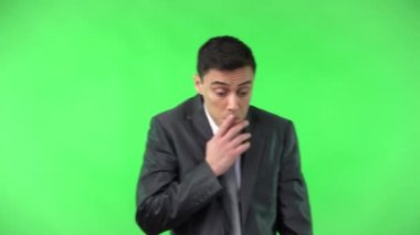 Takım elbiseli suçlu adam omuzlarını silkiyor ve kılık değiştiriyor.