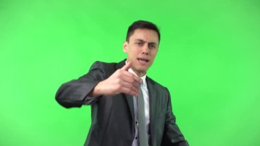 Gülümseyen yakışıklı adam gösteri yapıyor. Beni izle.