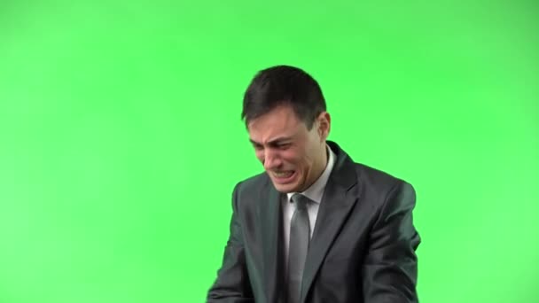 Homem de terno sofrendo com os olhos fechados — Vídeo de Stock