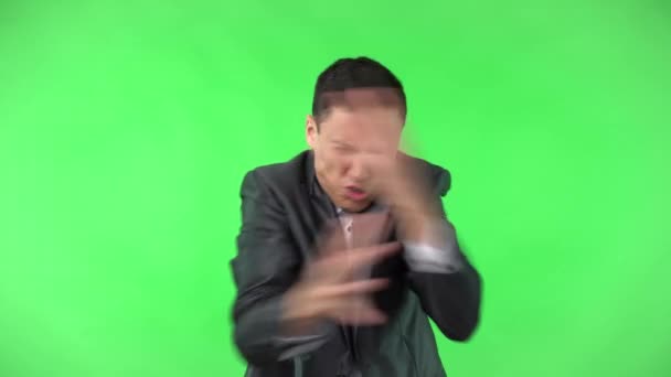 Hisztérikus férfi formális öltönyben kiabál a stúdióban — Stock videók