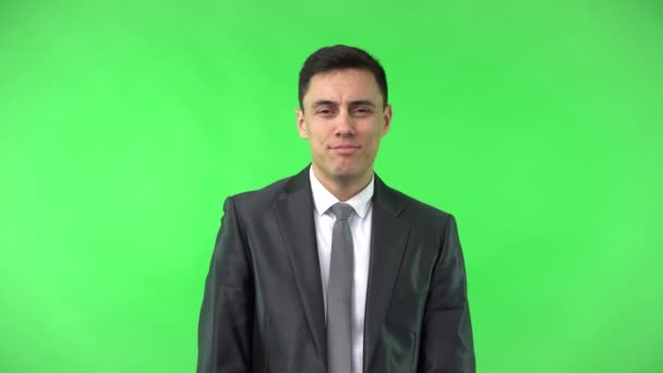 Chytrý muž v obleku ukazuje na hlavu — Stock video