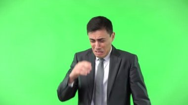 Krom anahtara karşı resmi takım elbiseli ağlayan adam.