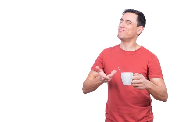 Uomo soddisfatto con tazza di caffè in studio — Foto Stock