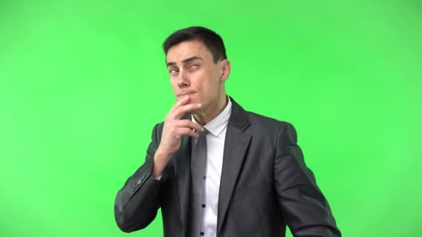 Uomo malvagio in abito elegante sfregamento mani — Video Stock