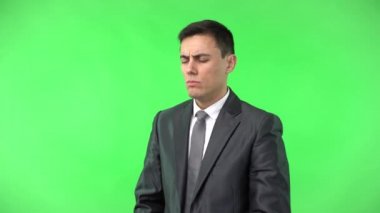 Zarif takım elbiseli adam stüdyoda meditasyon yapıyor.