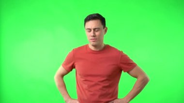 Tişörtlü adam ışık stüdyosunda eski günleri yad ediyor.