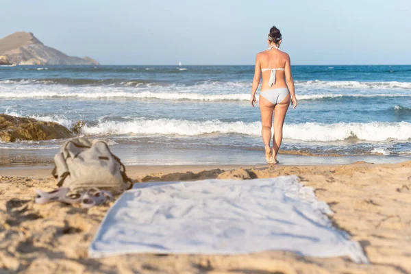 Анонимная женщина в купальнике на песчаном побережье — стоковое фото