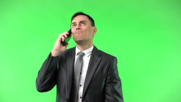 Arrabbiato uomo d'affari in giacca e cravatta avendo conversazione telefonica — Video Stock