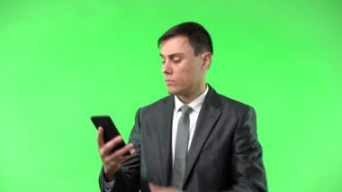 Resmi olarak gülümseyen işadamı akıllı telefon takar.