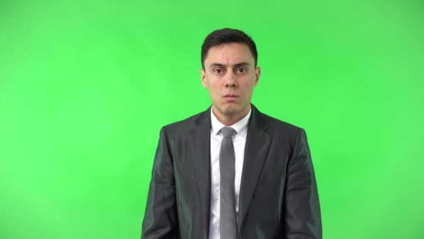 Нервовий чоловік у формальному одязі дивиться на камеру — стокове відео